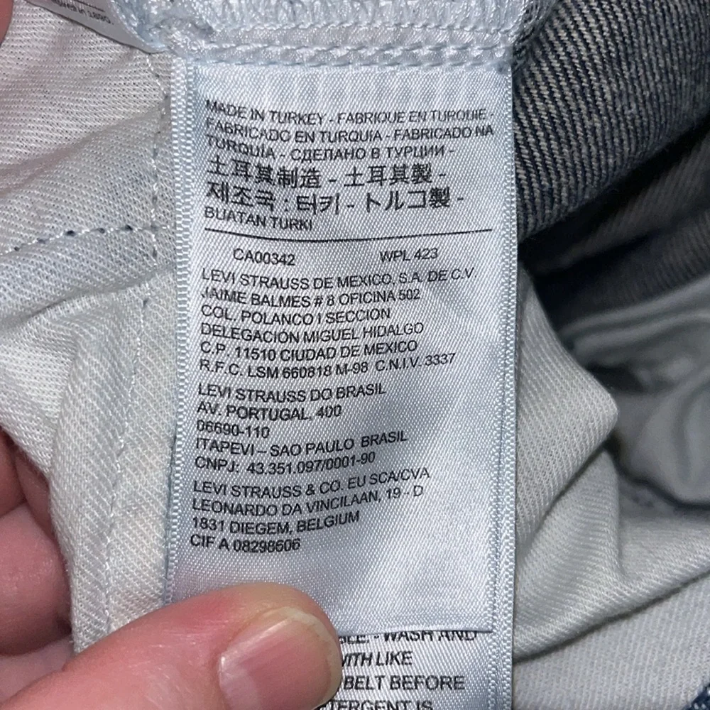 Levi’s Barrel Crop High Rise‎ Jeans with Embroidered Back Pockets.